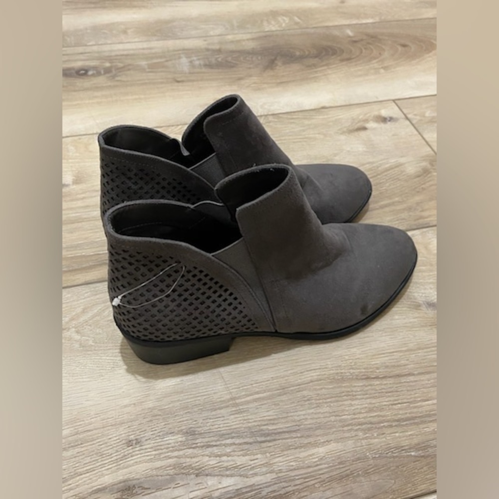 NWOT MIA grey ankle boot with small flaw - Picture 4 of 8